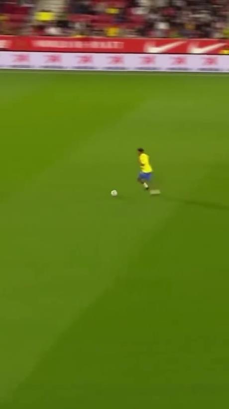 45歲還開(kāi)掛！小羅再現(xiàn)牛尾巴過(guò)人，微笑單挑門(mén)將輕松打進(jìn)